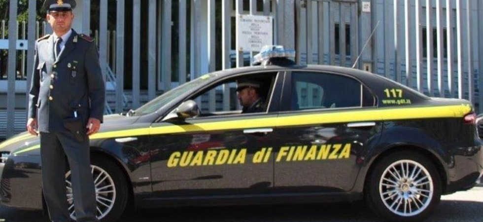 In macchina con 54 set di coltelli da sei, denunciati per 'tentata vendita' abusiva di armi senza autorizzazione